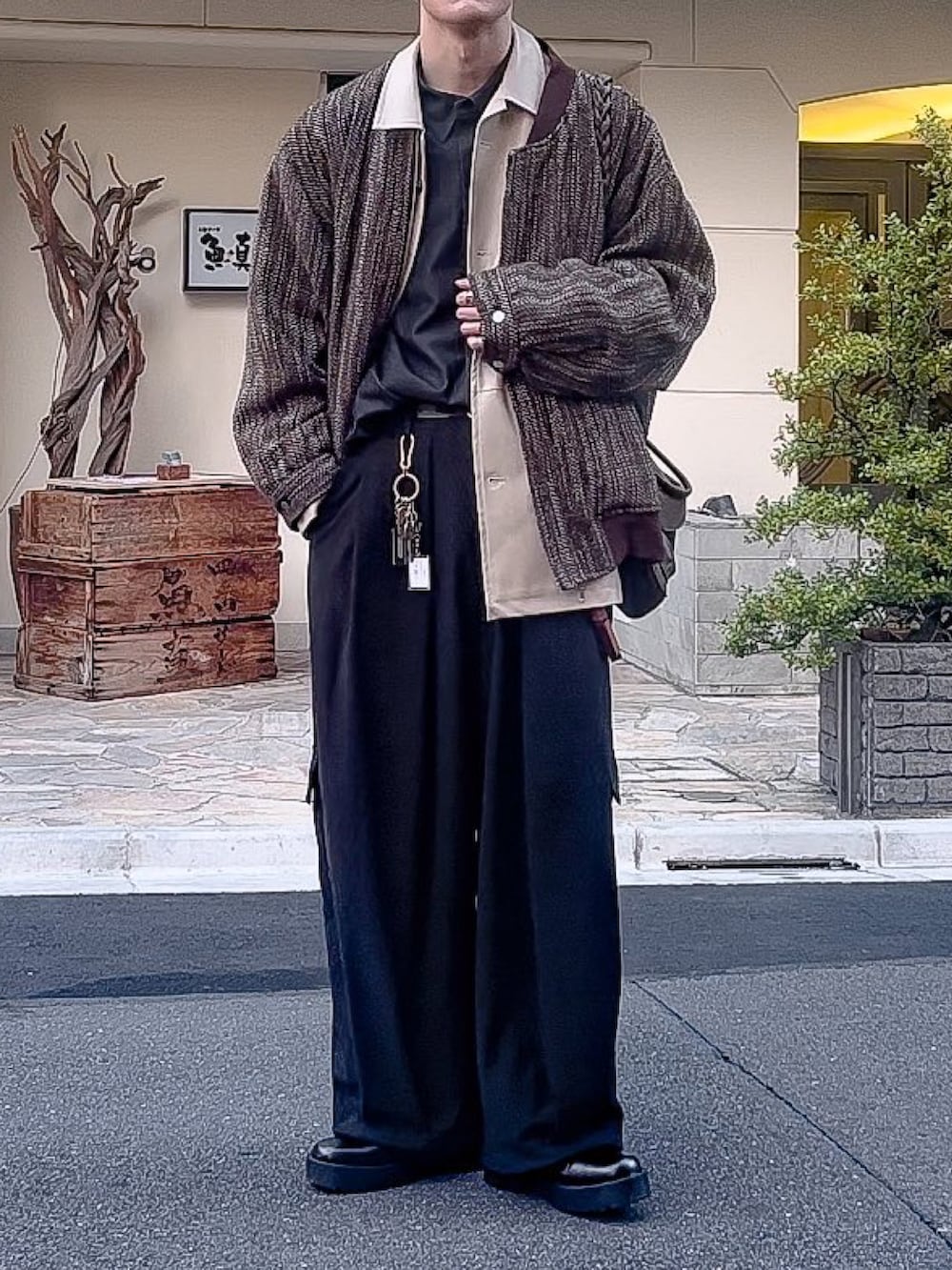 「最近のいい感じコーデ、レイヤードスタイル、お出かけコーデ、きれいめカジュアル、冬アウター、MA-1、ショルダーバッグ、レザージャケット、シャツ、カーゴパンツ、革靴、remer、CASPER JOHN」｜「remerのloose ZERO denim over shirt / ルーズゼロデニムオーバーシャツ (22AW)（シャツ/ブラウス、ブルー系）」を使った、恂さん（骨格ストレート・メンズ・184cm）の冬コーディネートの2枚目の写真