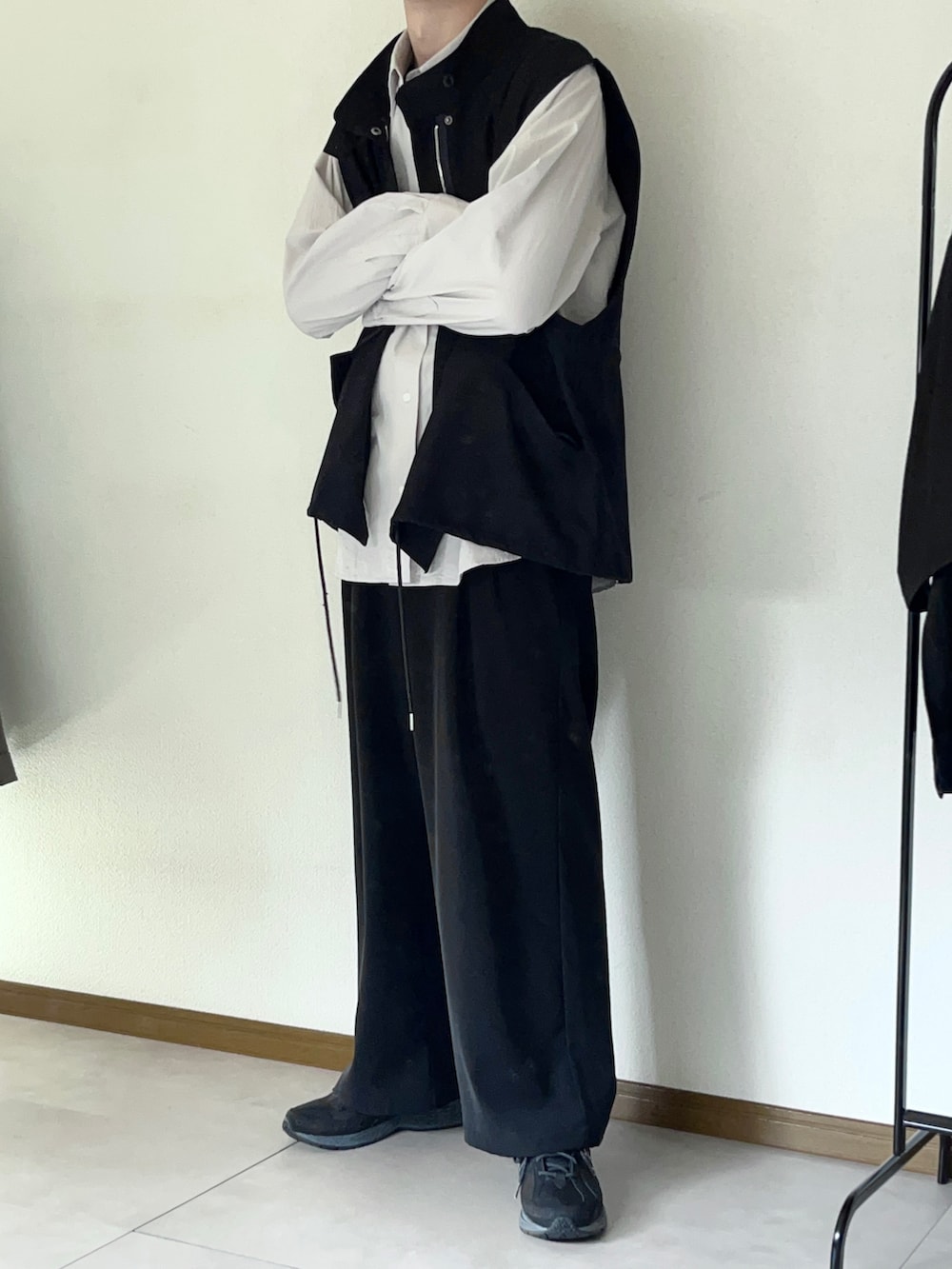 「秋コーデ、シンプルスタイル、キレイめ、モノトーン、秋服準備はじめました、remer、ニューバランス、ベスト、ミリタリー」｜「INTER FACTORYのファッションインフルエンサー yuuki - High neck military vest / ハイネックミリタリーベスト　made in INTER FACTORY（ベスト、ブラック系）」を使った、恂さん（メンズ・184cm）の秋コーディネートの2枚目の写真