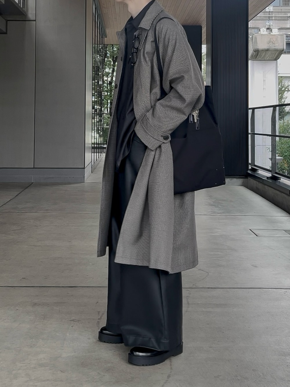 「最近のいい感じコーデ、ロングコート、秋冬、シンプルスタイル、トートバッグ、シャツ、レザーパンツ、シンプル、革靴、モノトーン、remer、lemer+、CASPER JOHN」｜「remerのアイテム（ステンカラーコート、その他）」を使った、恂さん（メンズ・184cm）の秋コーディネートの2枚目の写真