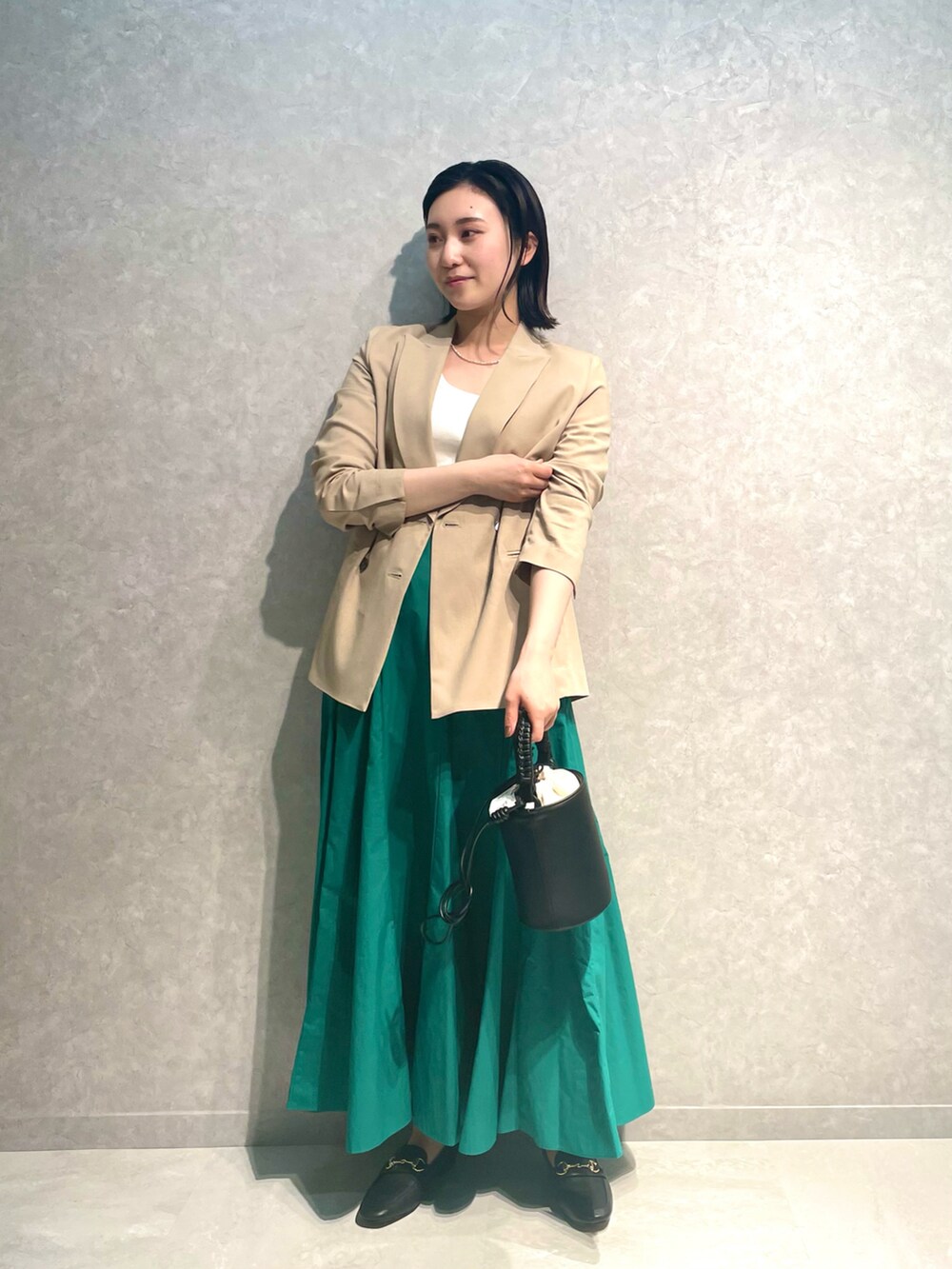 「カラー×コーデ、きれいめカジュアル、休日スタイル、春コーデ、ごきげんウィーク、グリーン、初夏コーデ、大人カジュアル、ジャケット、今日のコーデ、スカート、フレアスカート、ベージュ、リラックススタイル、ローファー」｜「ROPE'のレーヨン強撚ピークトラペルダブルボタンジャケット（テーラードジャケット、ベージュ系）」を使った、naoさん（レディース・163cm）の春コーディネートの2枚目の写真