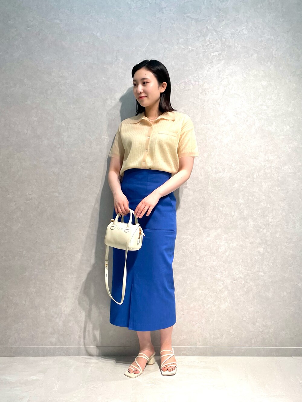 「カラーコーデ、ごきげんウィーク、きれいめカジュアル、シースルー、休日コーデ、春夏コーデ、ボストンバッグ、春コーデ、オトナカワイイ、サンダル、ストラップシューズ、ミニバッグ、ポロシャツ、タイトスカート、ハイウエスト」｜「ROPE'のシアーポロニット（ニット/セーター、ベージュ系）」を使った、naoさん（レディース・163cm）の春コーディネートの2枚目の写真