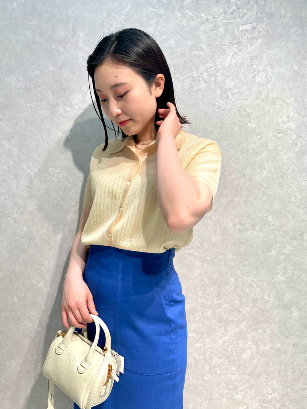「カラーコーデ、ごきげんウィーク、きれいめカジュアル、シースルー、休日コーデ、春夏コーデ、ボストンバッグ、春コーデ、オトナカワイイ、サンダル、ストラップシューズ、ミニバッグ、ポロシャツ、タイトスカート、ハイウエスト」｜「ROPE'のシアーポロニット（ニット/セーター、ベージュ系）」を使った、naoさん（レディース・163cm）の春コーディネートの5枚目の写真