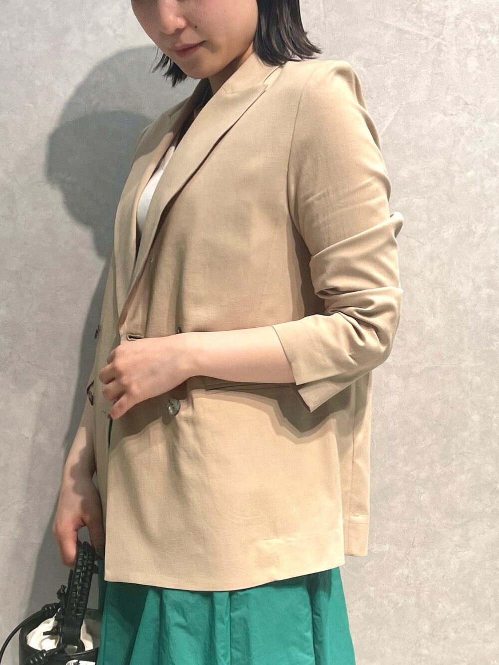 「カラー×コーデ、きれいめカジュアル、休日スタイル、春コーデ、ごきげんウィーク、グリーン、初夏コーデ、大人カジュアル、ジャケット、今日のコーデ、スカート、フレアスカート、ベージュ、リラックススタイル、ローファー」｜「ROPE'のレーヨン強撚ピークトラペルダブルボタンジャケット（テーラードジャケット、ベージュ系）」を使った、naoさん（レディース・163cm）の春コーディネートの4枚目の写真
