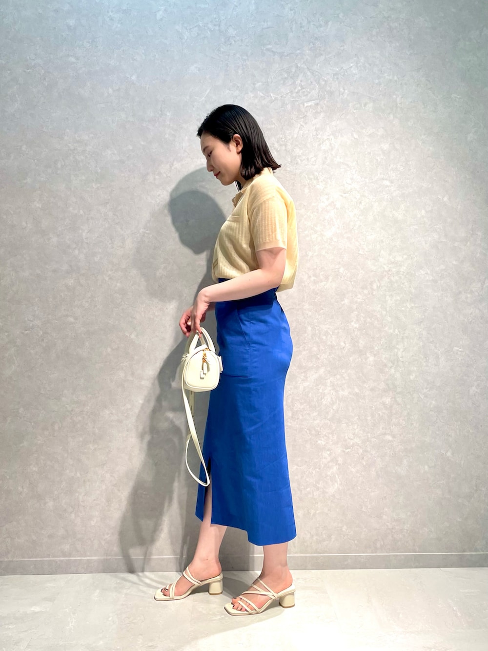 「カラーコーデ、ごきげんウィーク、きれいめカジュアル、シースルー、休日コーデ、春夏コーデ、ボストンバッグ、春コーデ、オトナカワイイ、サンダル、ストラップシューズ、ミニバッグ、ポロシャツ、タイトスカート、ハイウエスト」｜「ROPE'のシアーポロニット（ニット/セーター、ベージュ系）」を使った、naoさん（レディース・163cm）の春コーディネートの3枚目の写真