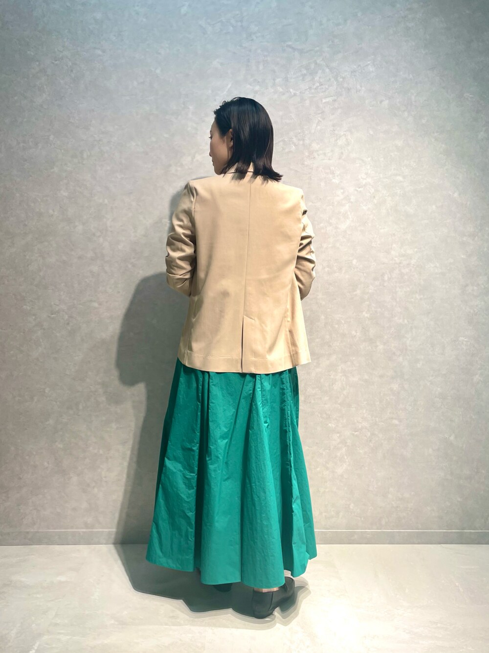 「カラー×コーデ、きれいめカジュアル、休日スタイル、春コーデ、ごきげんウィーク、グリーン、初夏コーデ、大人カジュアル、ジャケット、今日のコーデ、スカート、フレアスカート、ベージュ、リラックススタイル、ローファー」｜「ROPE'のレーヨン強撚ピークトラペルダブルボタンジャケット（テーラードジャケット、ベージュ系）」を使った、naoさん（レディース・163cm）の春コーディネートの3枚目の写真
