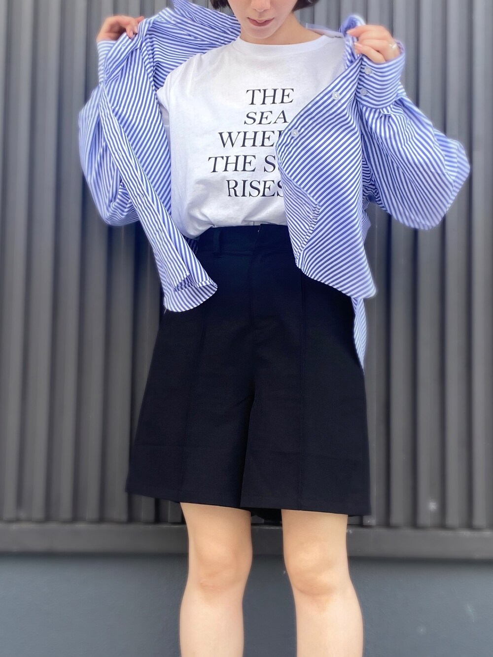 ホワイト系のTシャツ/カットソー、ブルー系のシャツ/ブラウス、ブラック系のその他パンツを着用したレディースの夏コーディネートの2枚目の写真