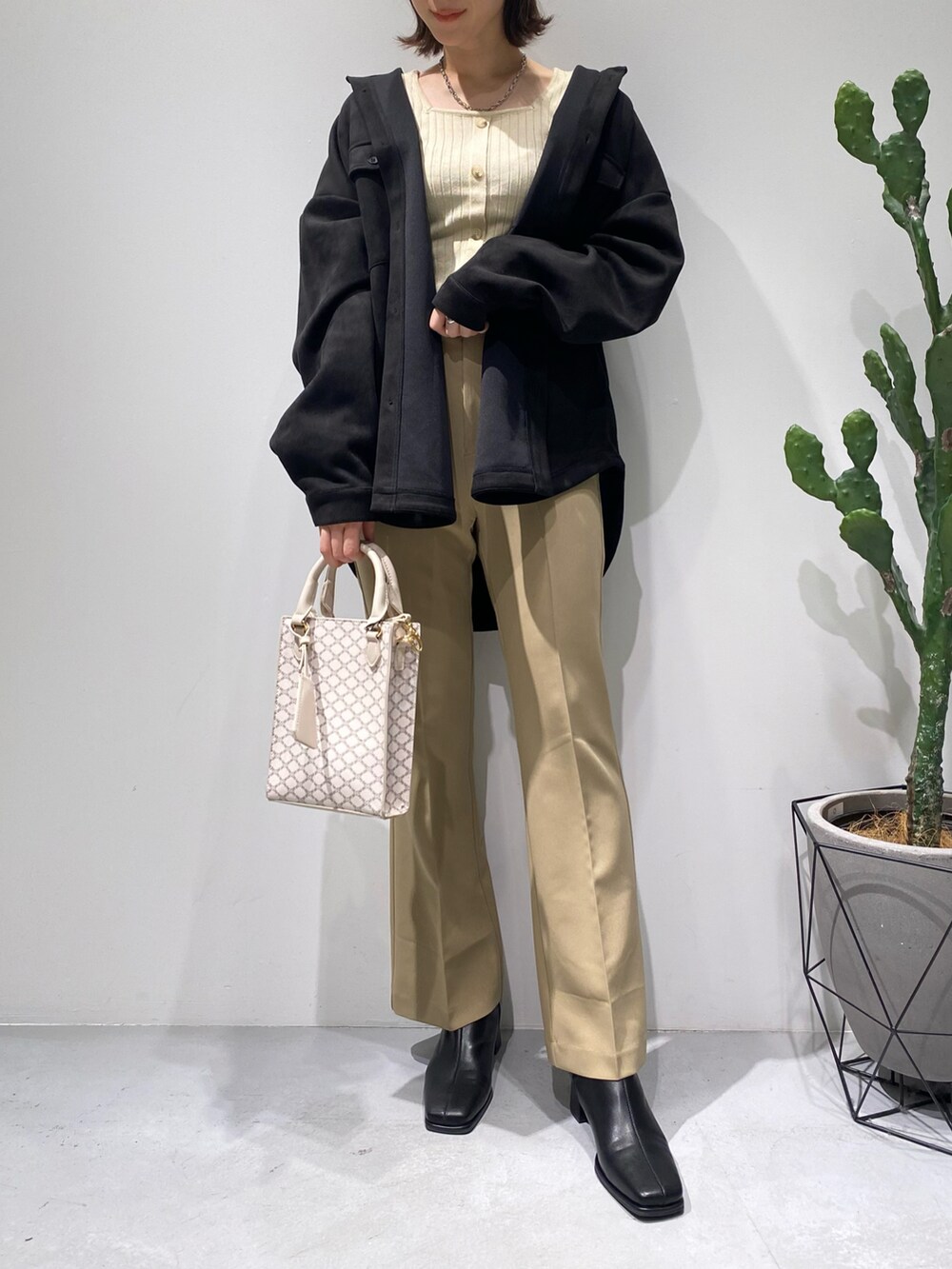 ブラック系のシャツ/ブラウス、ホワイト系のニット/セーター、イエロー系のその他パンツを着用したレディースの冬コーディネートの2枚目の写真