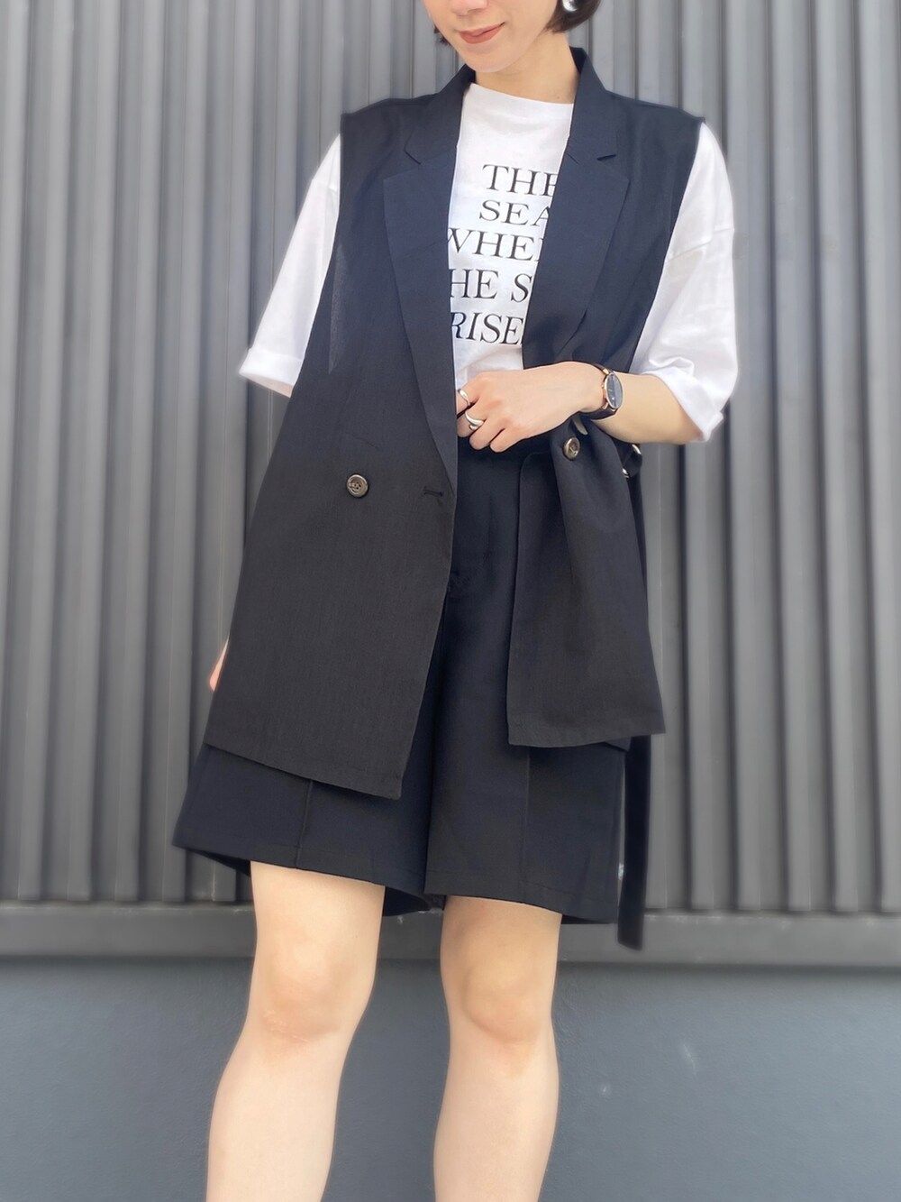 ホワイト系のTシャツ/カットソー、ブラック系のその他パンツ、ブラック系のベストを着用したレディースの夏コーディネートの2枚目の写真