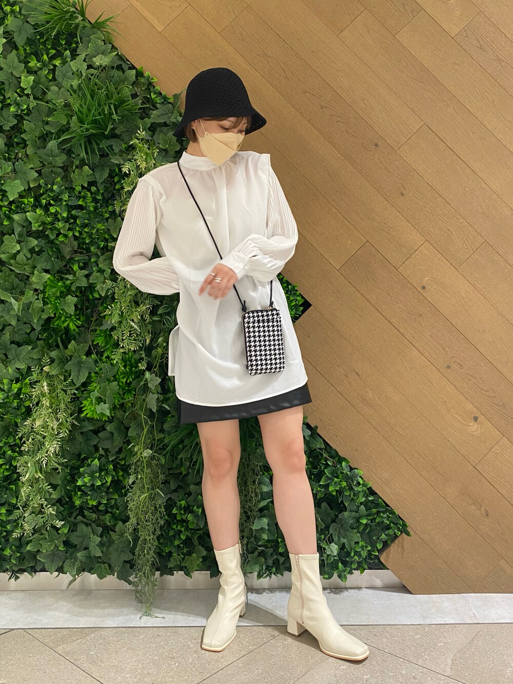 ホワイト系のシャツ/ブラウス、ブラック系のショルダーバッグ、ブラック系のスカートを着用したレディースの夏コーディネートの2枚目の写真