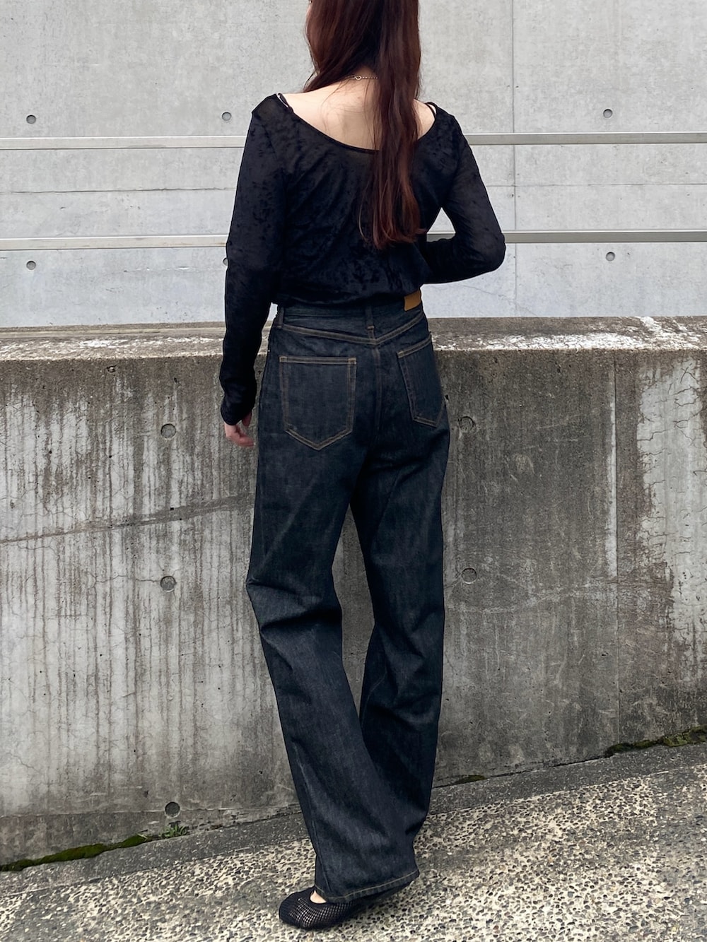 ブラック系のTシャツ/カットソー、ブラック系のデニムパンツを着用したレディースの夏コーディネートの3枚目の写真