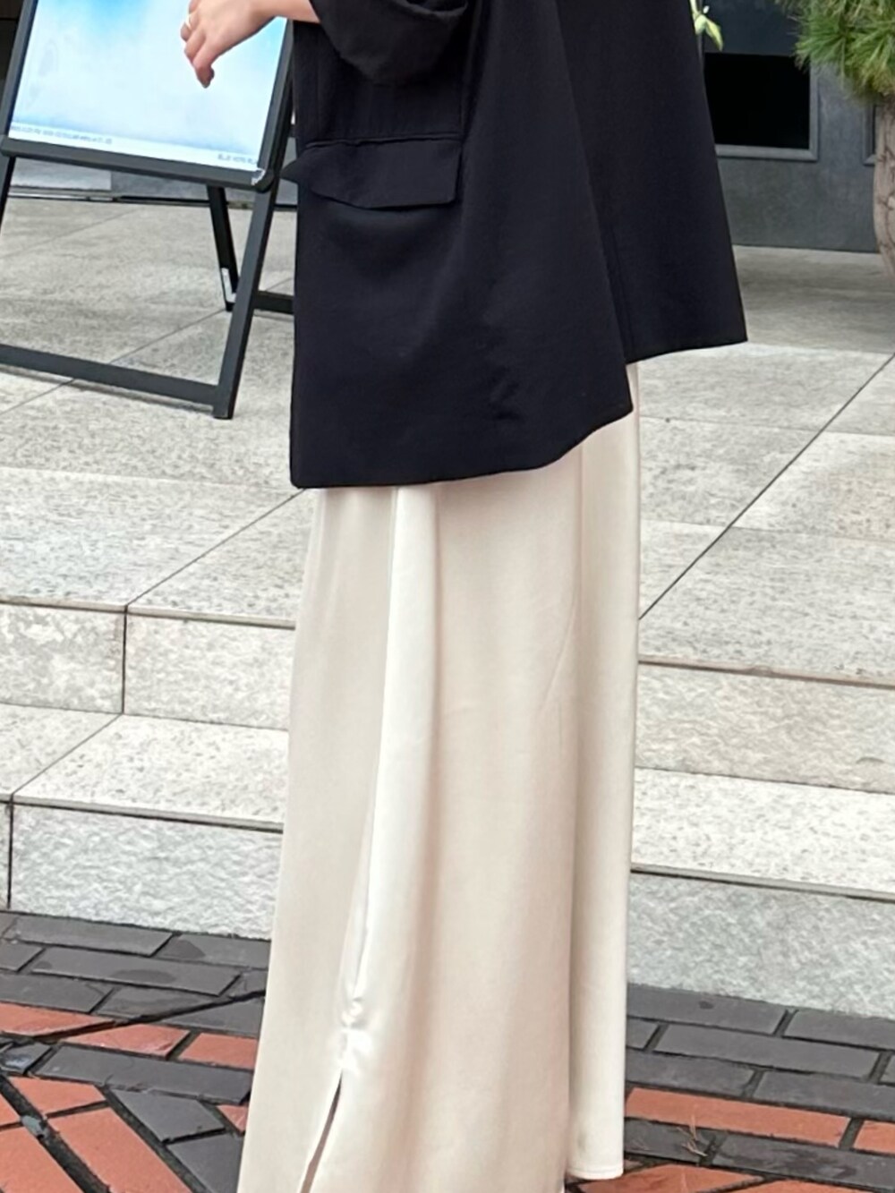 ゴールド系のワンピースを着用したレディースの秋コーディネートの2枚目の写真