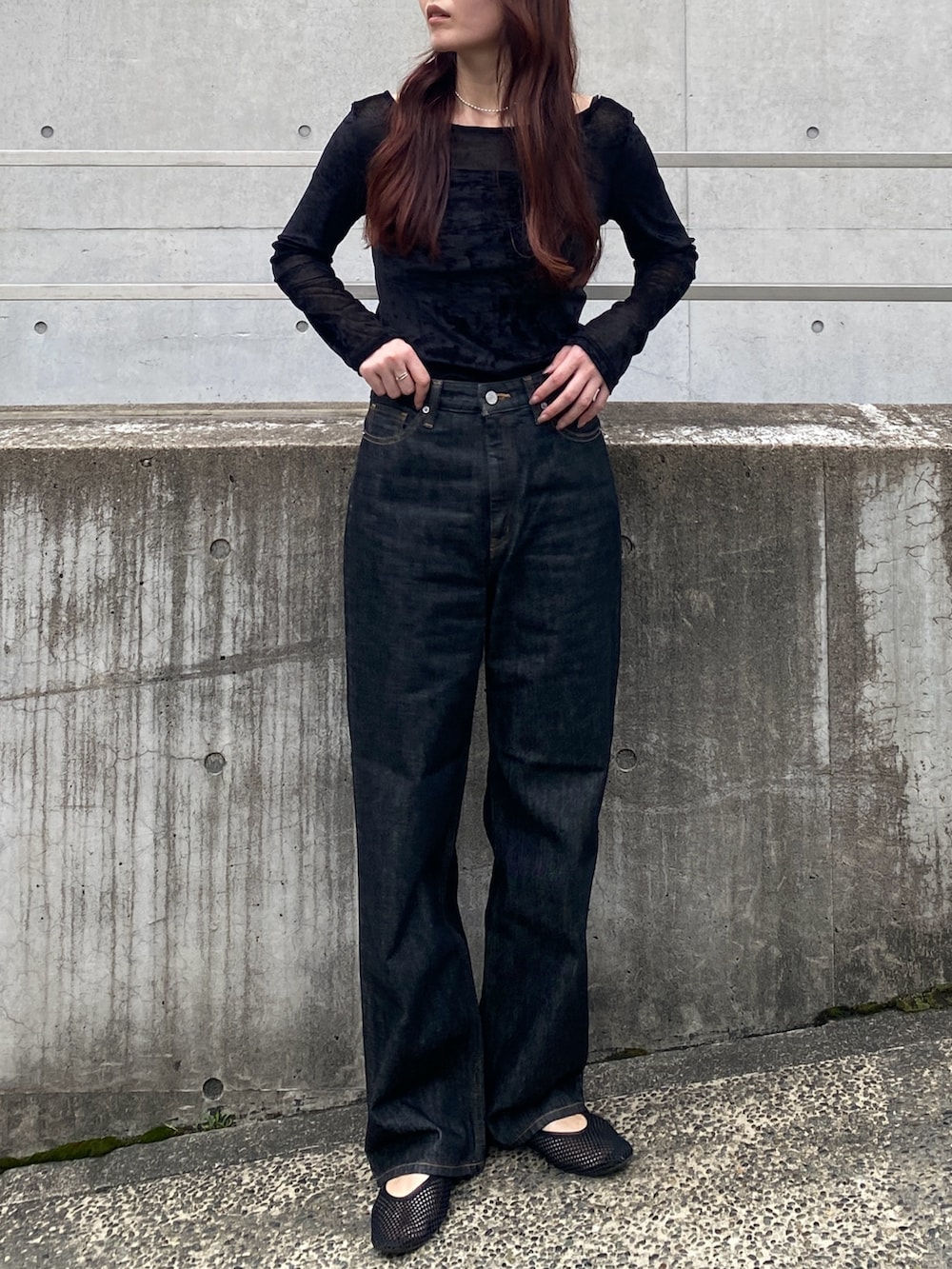 ブラック系のTシャツ/カットソー、ブラック系のデニムパンツを着用したレディースの夏コーディネートの2枚目の写真