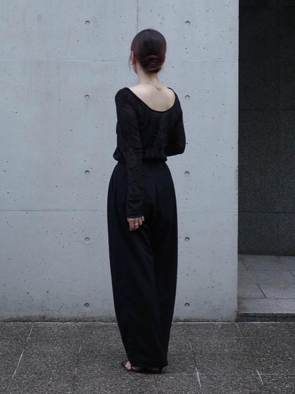 ブラック系のサンダル、ブラック系のTシャツ/カットソーを着用したレディースの夏コーディネートの2枚目の写真