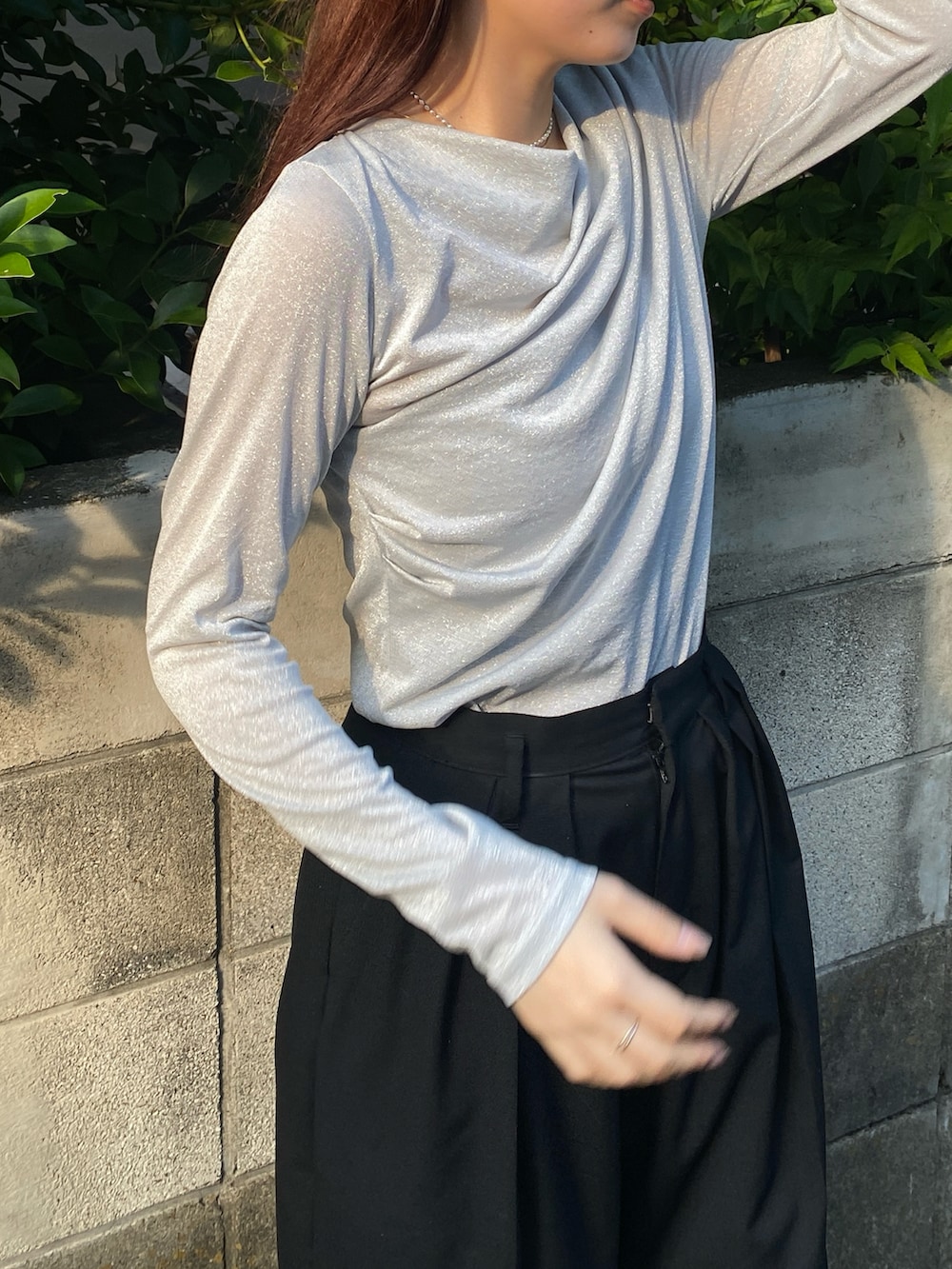 シルバー系のTシャツ/カットソーを着用したレディースの夏コーディネートの2枚目の写真