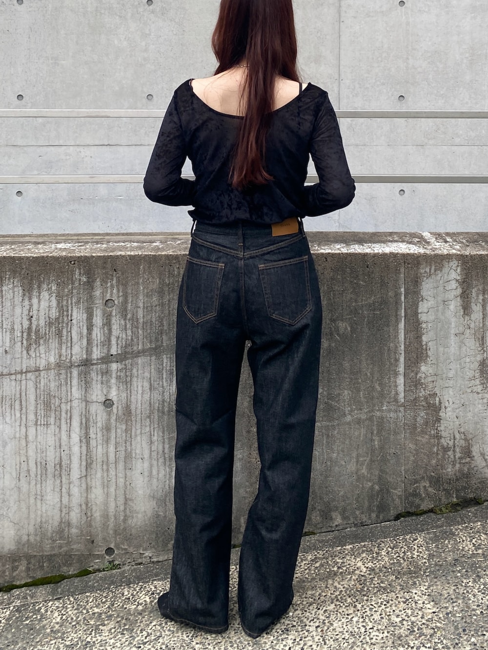 ブラック系のTシャツ/カットソー、ブラック系のデニムパンツを着用したレディースの夏コーディネートの4枚目の写真