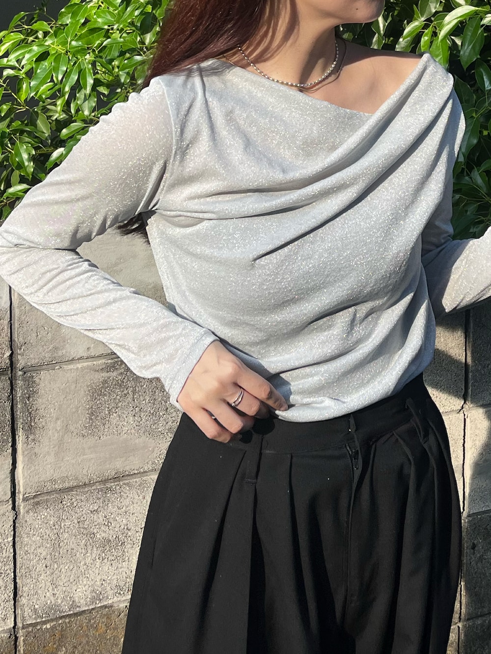 シルバー系のTシャツ/カットソーを着用したレディースの夏コーディネートの3枚目の写真