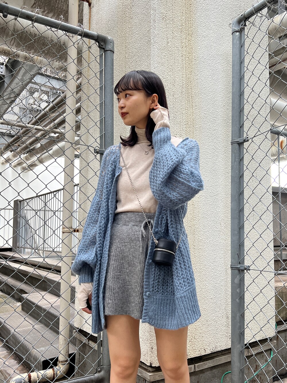 ホワイト系のTシャツ/カットソー、ブルー系のカーディガン/ボレロ、グレー系のその他パンツを着用したレディースの秋コーディネートの4枚目の写真