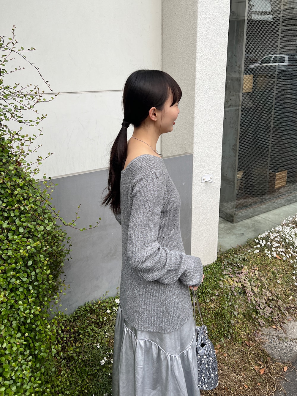 ブラック系のブーツ、シルバー系のスカート、グレー系のTシャツ/カットソーを着用したレディースの冬コーディネートの5枚目の写真