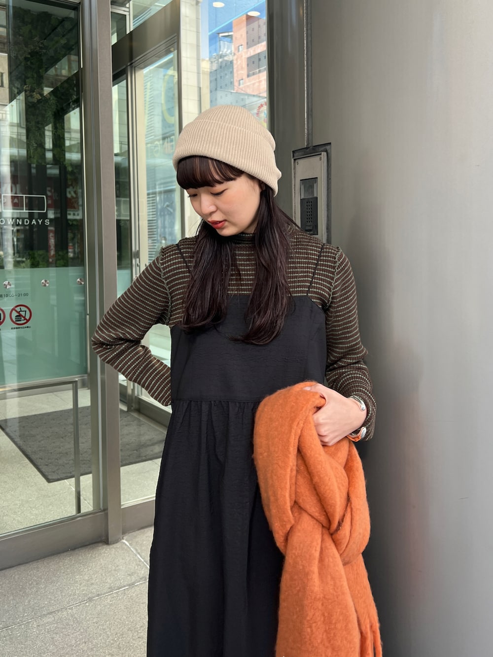 ブラック系のブーツ、ブラック系のワンピース、ブラウン系のニット/セーターを着用したレディースの冬コーディネートの5枚目の写真