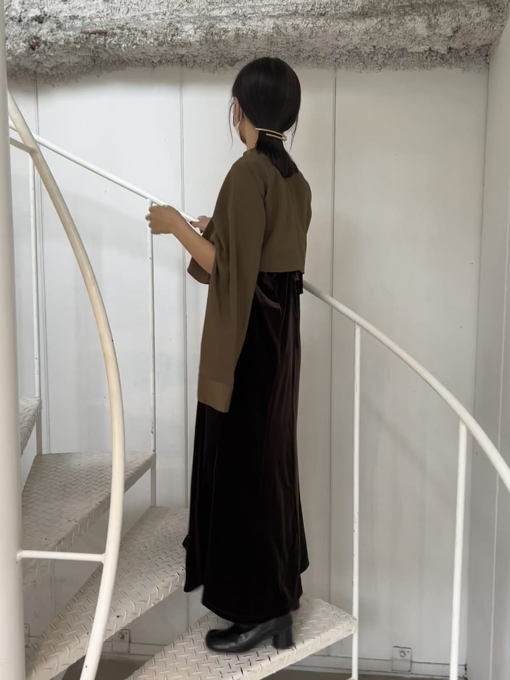 ブラウン系のワンピースを着用したレディースの秋コーディネートの3枚目の写真