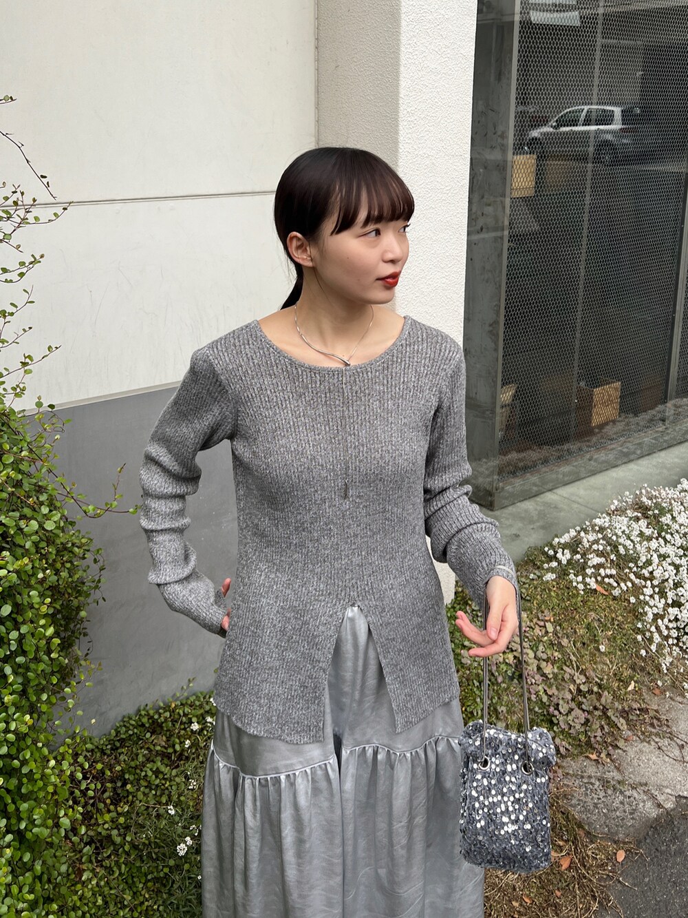ブラック系のブーツ、シルバー系のスカート、グレー系のTシャツ/カットソーを着用したレディースの冬コーディネートの4枚目の写真