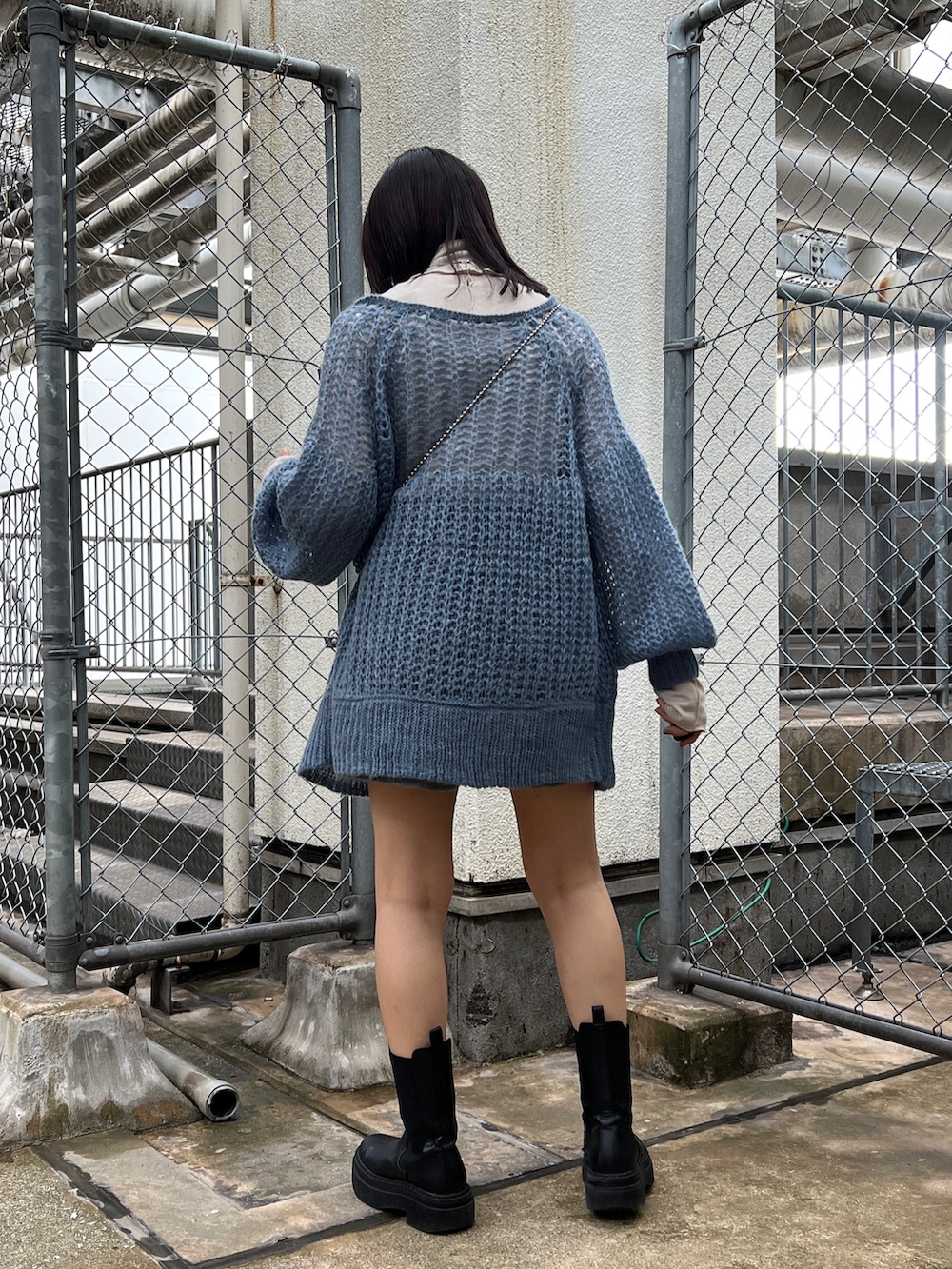ホワイト系のTシャツ/カットソー、ブルー系のカーディガン/ボレロ、グレー系のその他パンツを着用したレディースの秋コーディネートの2枚目の写真