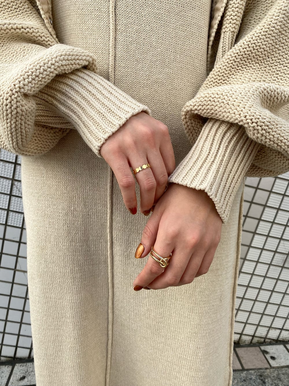 ホワイト系のワンピース、ブラウン系のブーツを着用したレディースの冬コーディネートの4枚目の写真