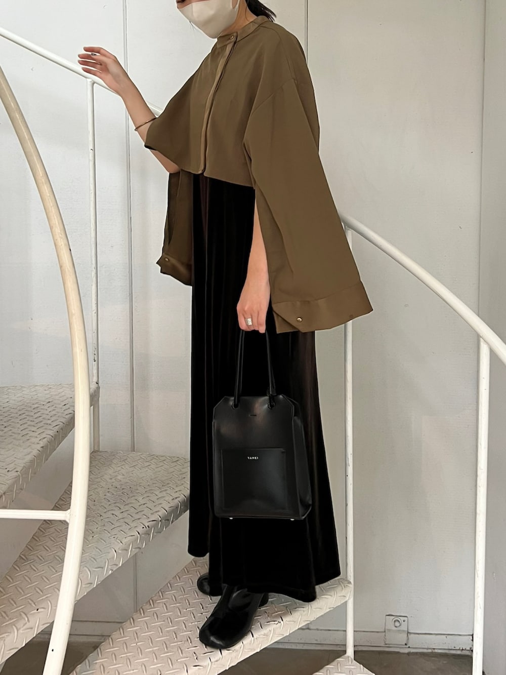 ブラウン系のワンピースを着用したレディースの秋コーディネートの2枚目の写真