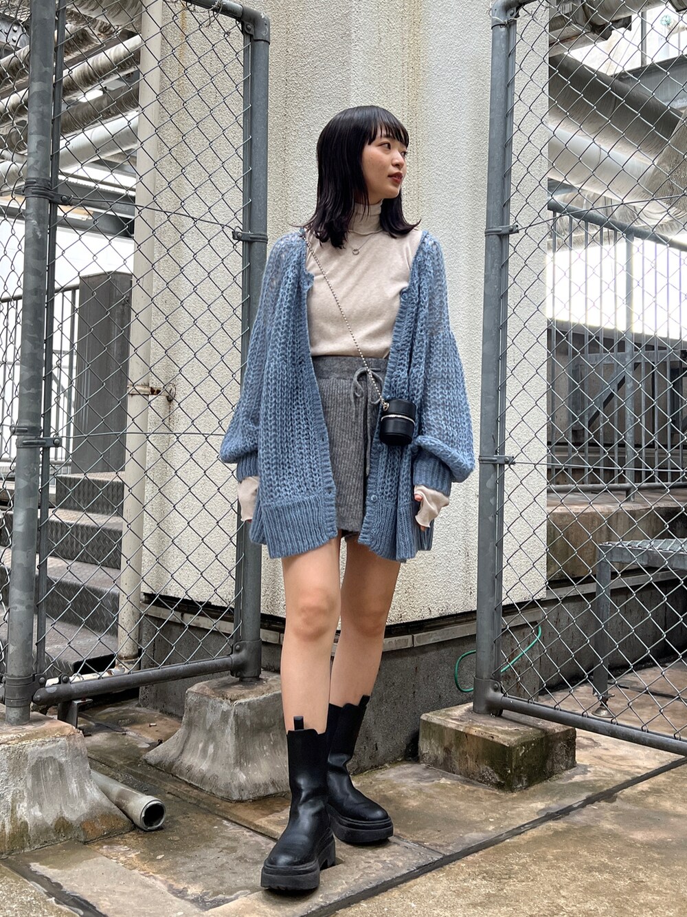 ホワイト系のTシャツ/カットソー、ブルー系のカーディガン/ボレロ、グレー系のその他パンツを着用したレディースの秋コーディネートの3枚目の写真