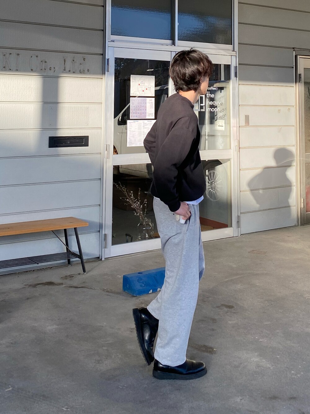 ブラック系のスウェット、グレー系のその他パンツ、ブラック系のブーツを着用したメンズの冬コーディネートの2枚目の写真