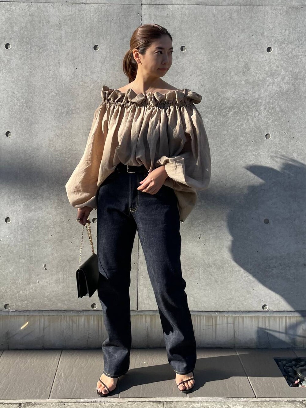 ブラック系のサンダル、ブルー系のデニムパンツ、ベージュ系のシャツ/ブラウスを着用したレディースの冬コーディネートの5枚目の写真