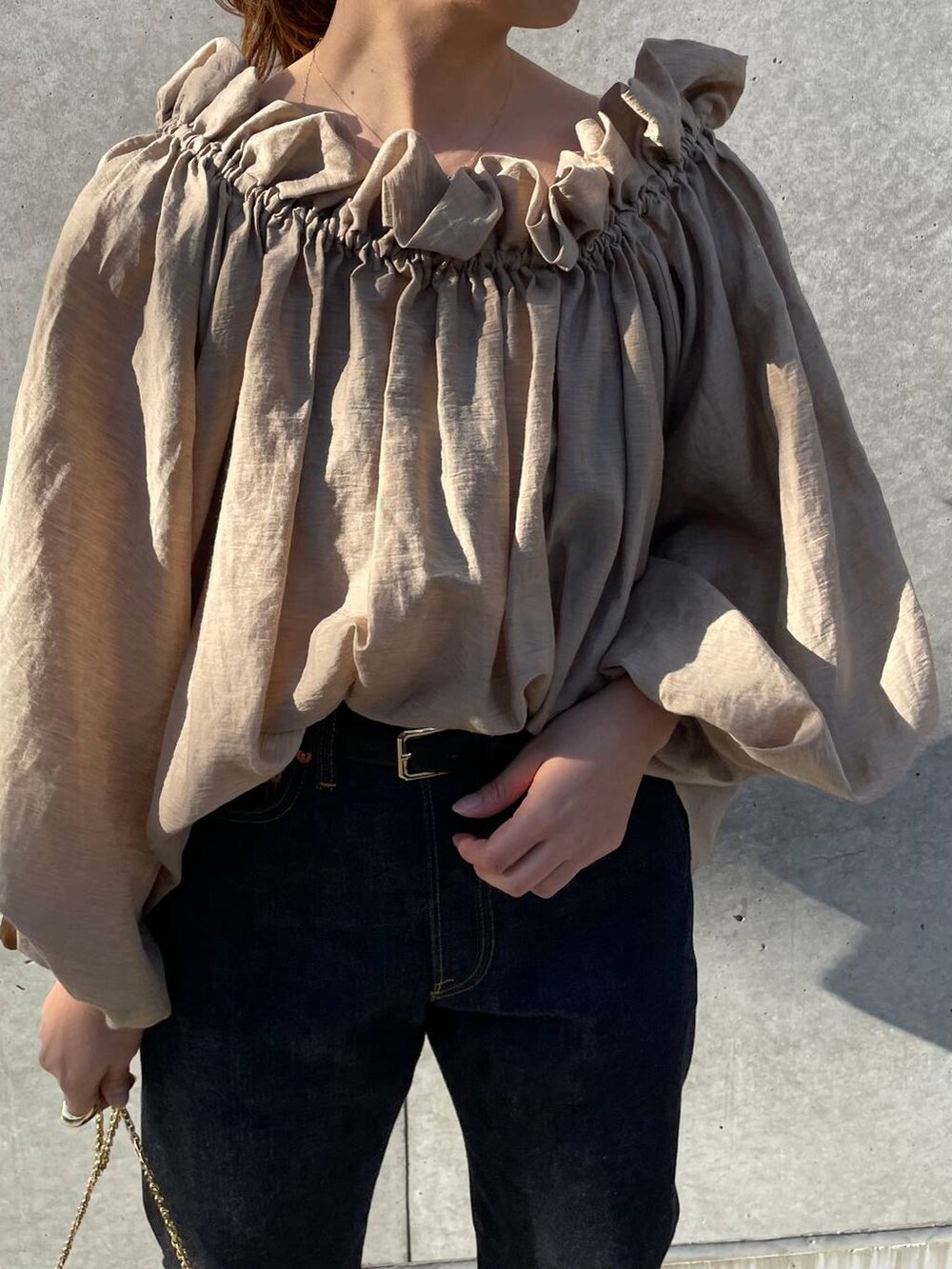 ブラック系のサンダル、ブルー系のデニムパンツ、ベージュ系のシャツ/ブラウスを着用したレディースの冬コーディネートの9枚目の写真