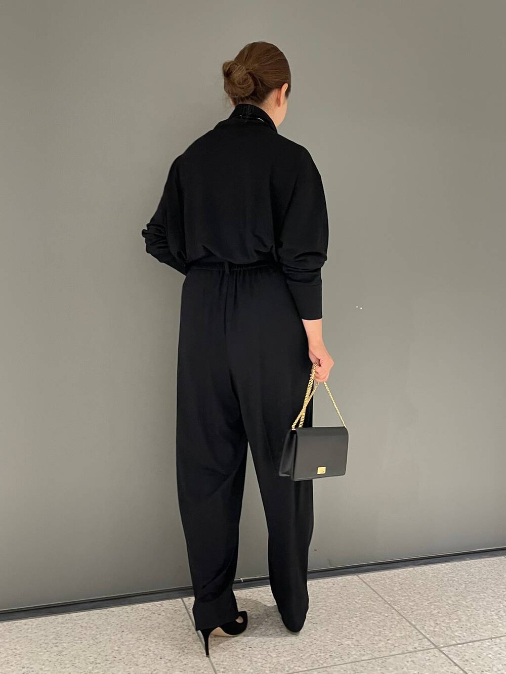 その他のその他アウター、ブラック系のその他パンツ、ブラック系のニット/セーターを着用したレディースの秋コーディネートの5枚目の写真