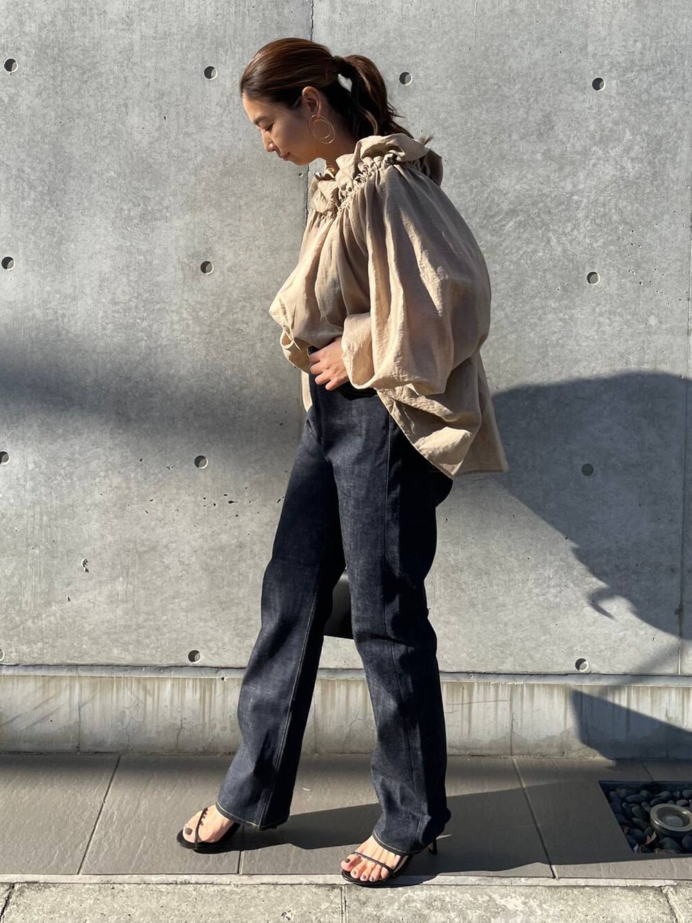 ブラック系のサンダル、ブルー系のデニムパンツ、ベージュ系のシャツ/ブラウスを着用したレディースの冬コーディネートの2枚目の写真