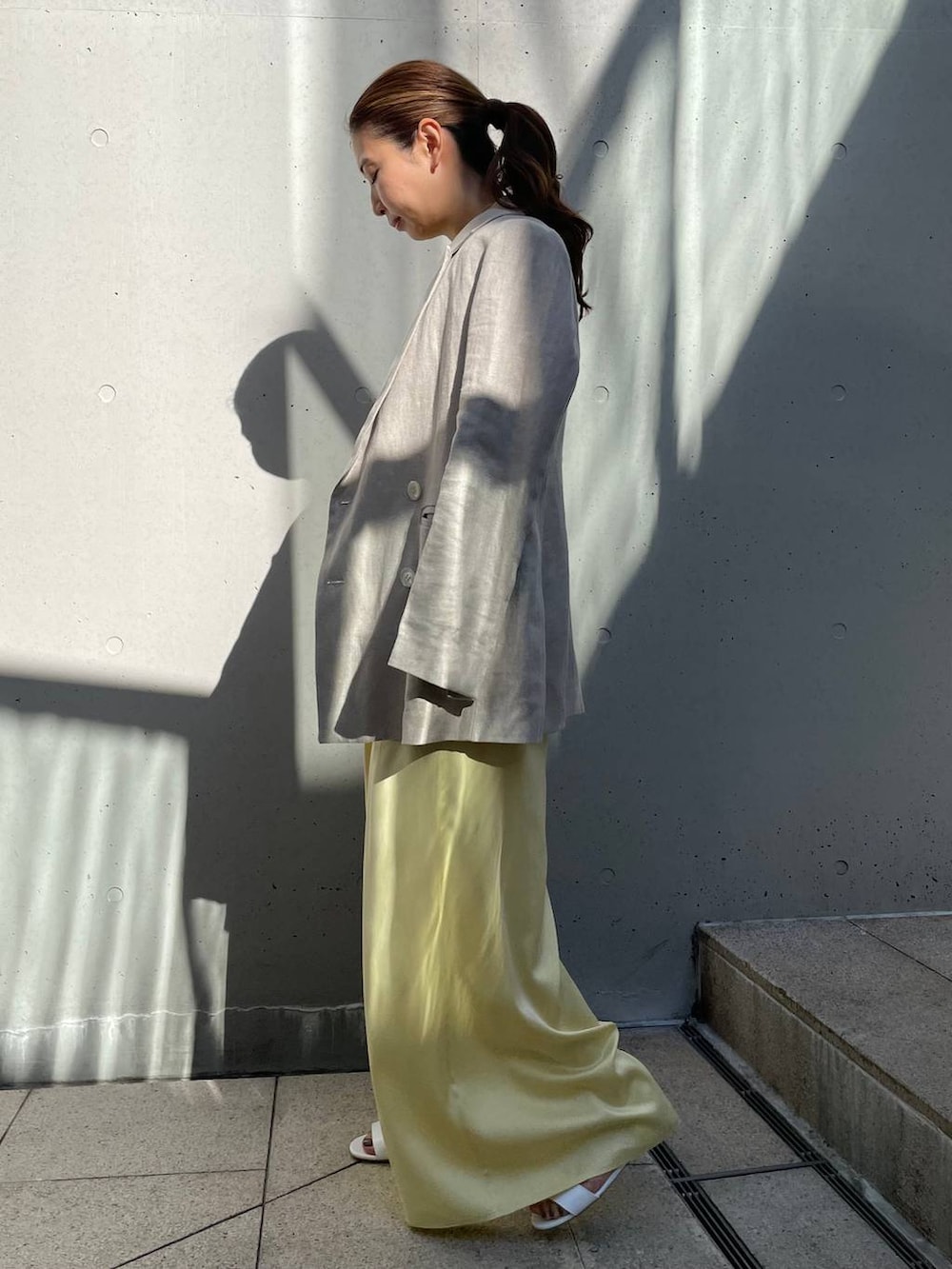 イエロー系のその他パンツ、ベージュ系のテーラードジャケット、イエロー系のTシャツ/カットソーを着用したレディースの冬コーディネートの3枚目の写真