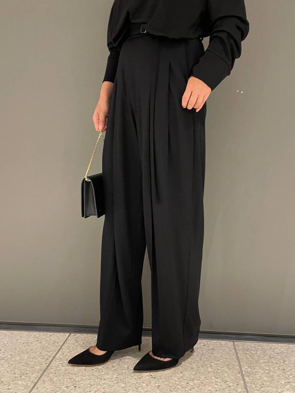 その他のその他アウター、ブラック系のその他パンツ、ブラック系のニット/セーターを着用したレディースの秋コーディネートの4枚目の写真