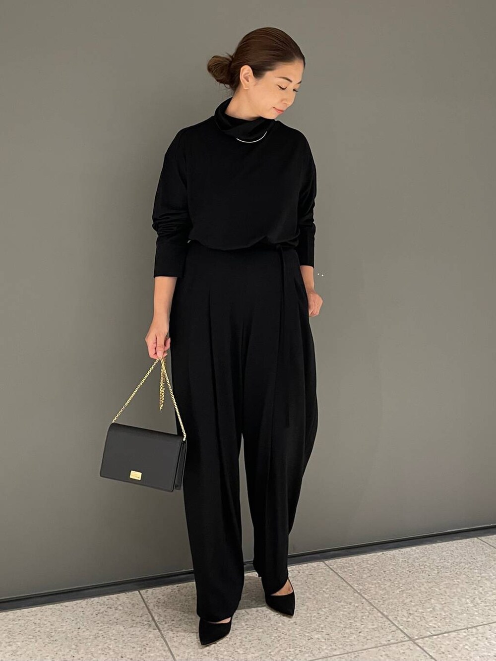 その他のその他アウター、ブラック系のその他パンツ、ブラック系のニット/セーターを着用したレディースの秋コーディネートの3枚目の写真