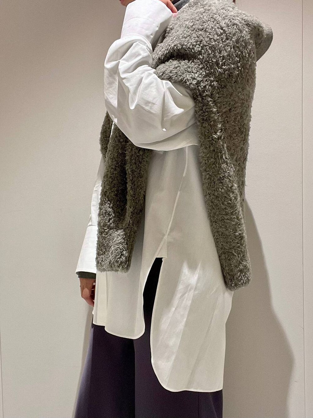 グレー系のカーディガン/ボレロ、ホワイト系のシャツ/ブラウス、グレー系のニット/セーターを着用したレディースの秋コーディネートの3枚目の写真