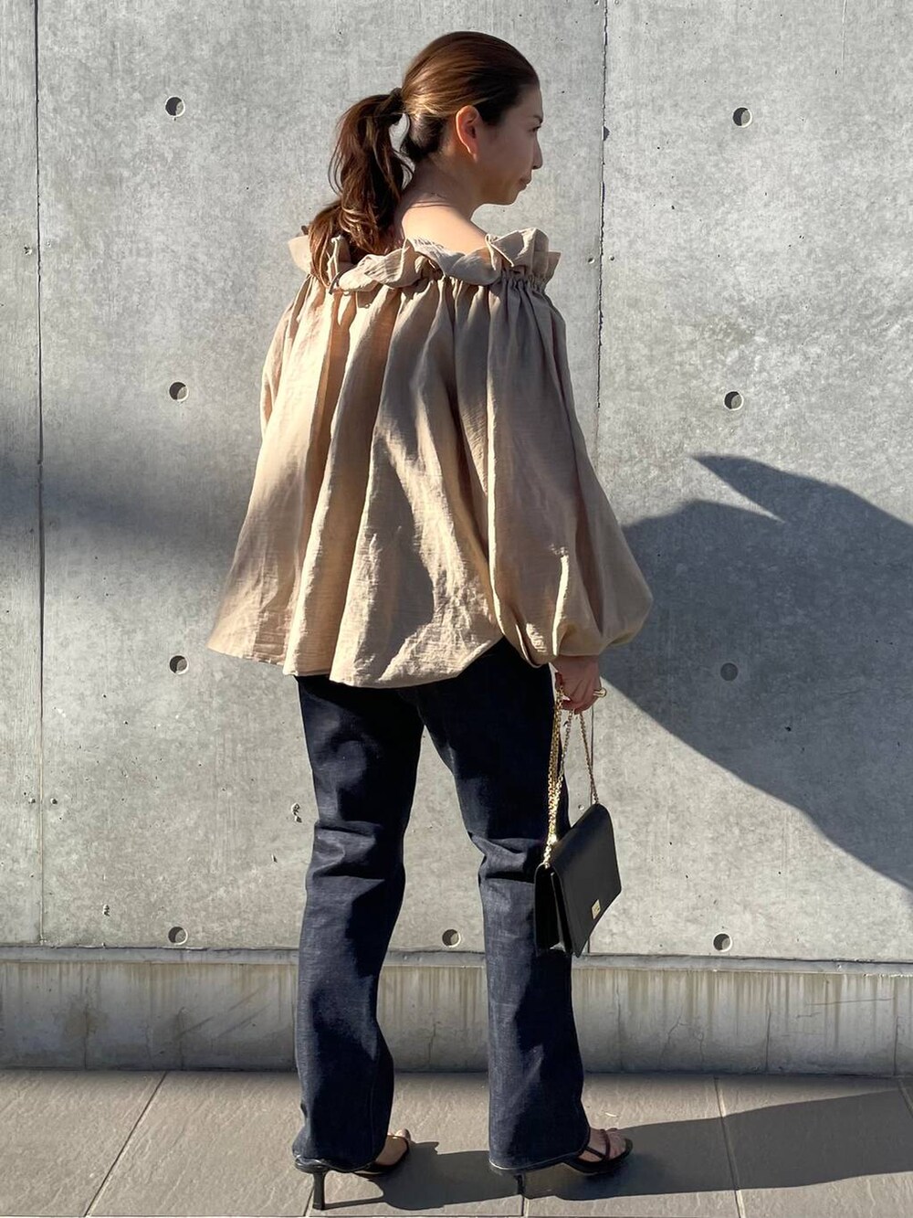 ブラック系のサンダル、ブルー系のデニムパンツ、ベージュ系のシャツ/ブラウスを着用したレディースの冬コーディネートの4枚目の写真