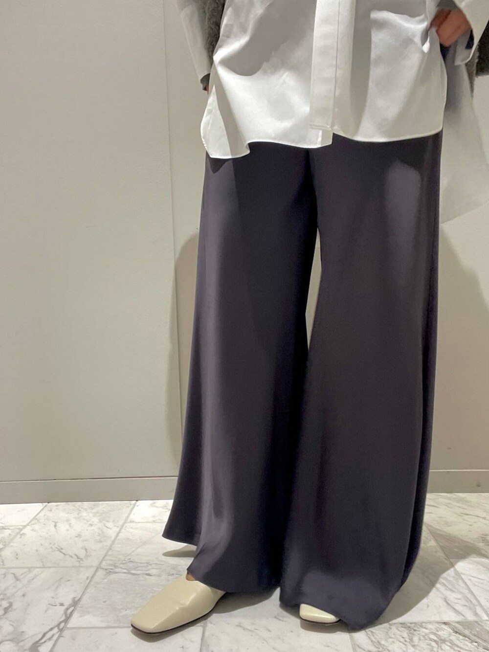 グレー系のカーディガン/ボレロ、ホワイト系のシャツ/ブラウス、グレー系のニット/セーターを着用したレディースの秋コーディネートの2枚目の写真