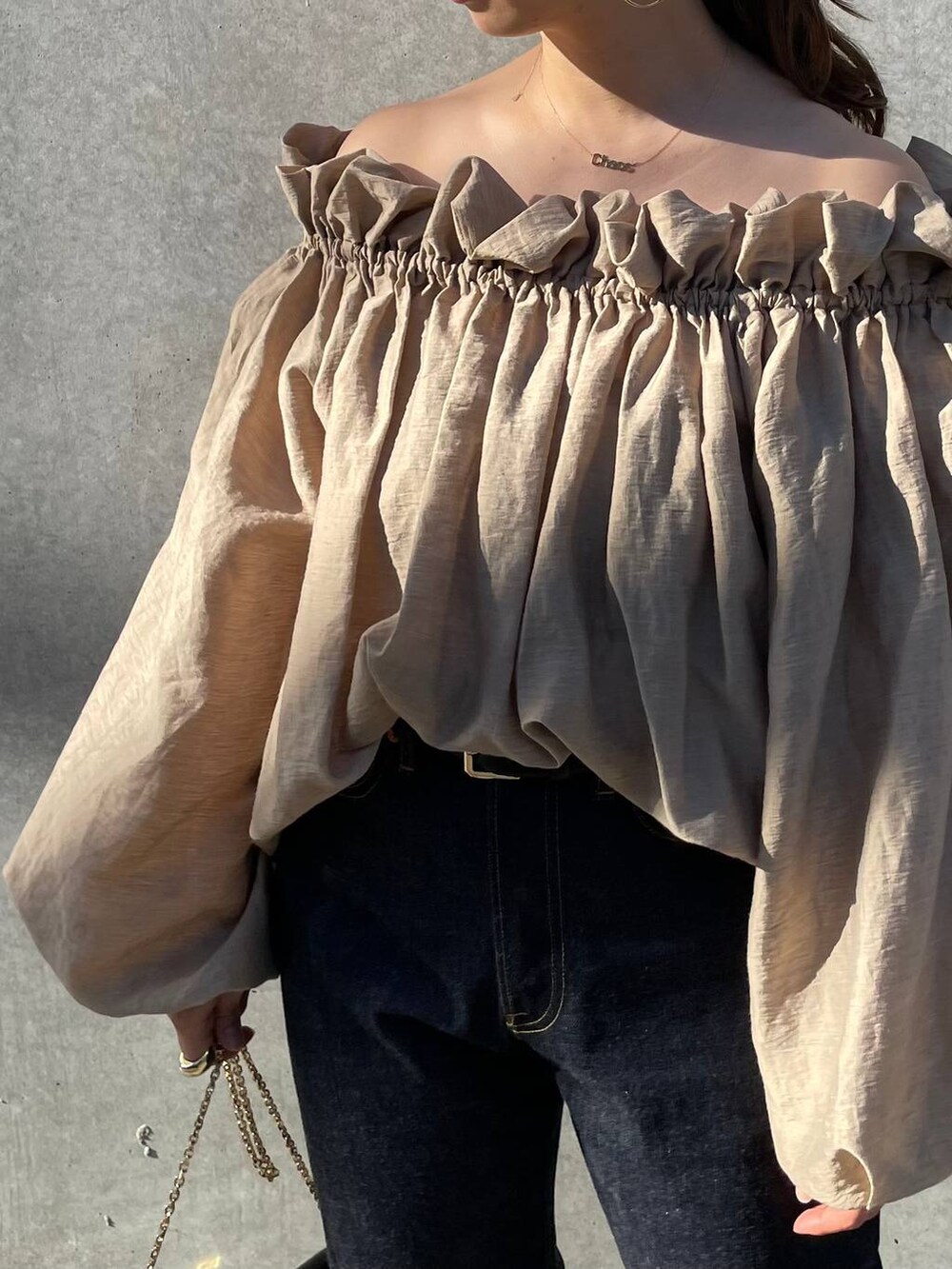 ブラック系のサンダル、ブルー系のデニムパンツ、ベージュ系のシャツ/ブラウスを着用したレディースの冬コーディネートの8枚目の写真