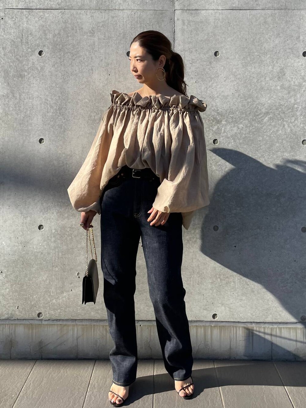 ブラック系のサンダル、ブルー系のデニムパンツ、ベージュ系のシャツ/ブラウスを着用したレディースの冬コーディネートの3枚目の写真