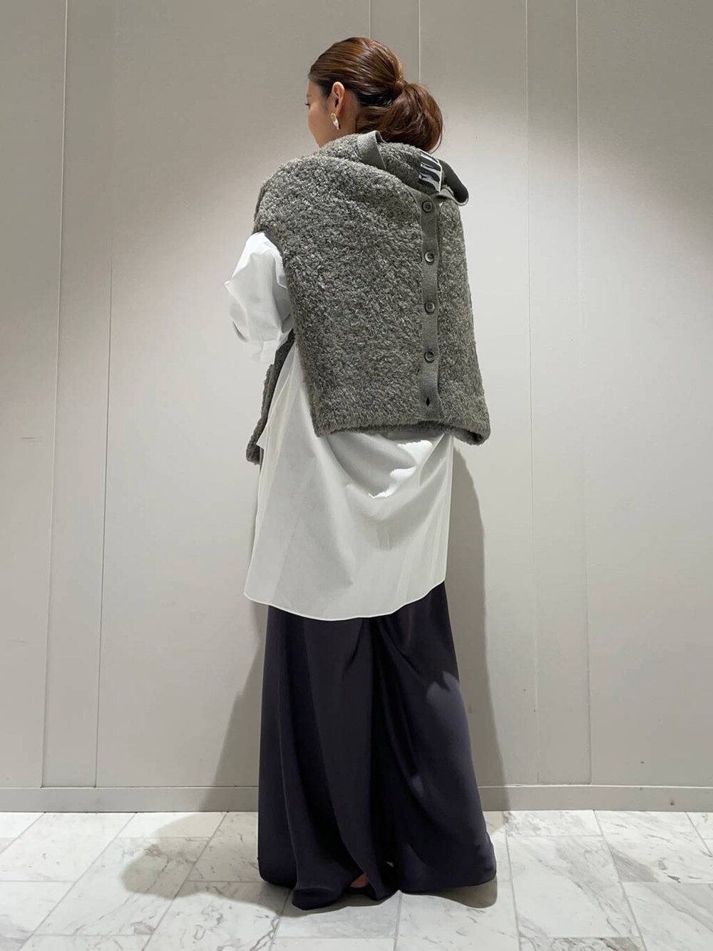 グレー系のカーディガン/ボレロ、ホワイト系のシャツ/ブラウス、グレー系のニット/セーターを着用したレディースの秋コーディネートの4枚目の写真