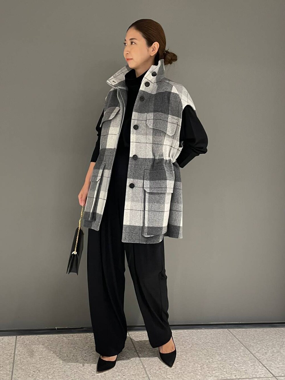 その他のその他アウター、ブラック系のその他パンツ、ブラック系のニット/セーターを着用したレディースの秋コーディネートの2枚目の写真