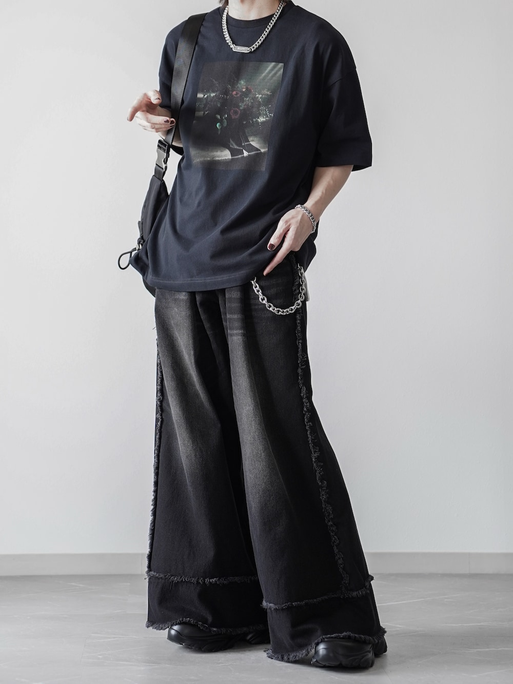 ブラック系のテーラードジャケット、ブラック系のショルダーバッグ、ブラック系のTシャツ/カットソーを着用したメンズの春コーディネートの2枚目の写真