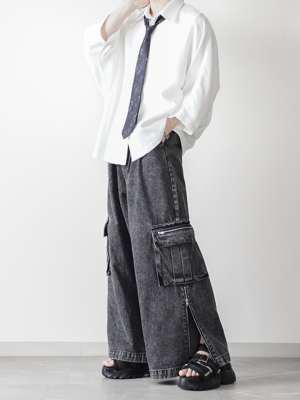 ホワイト系のシャツ/ブラウス、ブラック系のネクタイ、ブラック系のカーゴパンツを着用したメンズの夏コーディネートの2枚目の写真