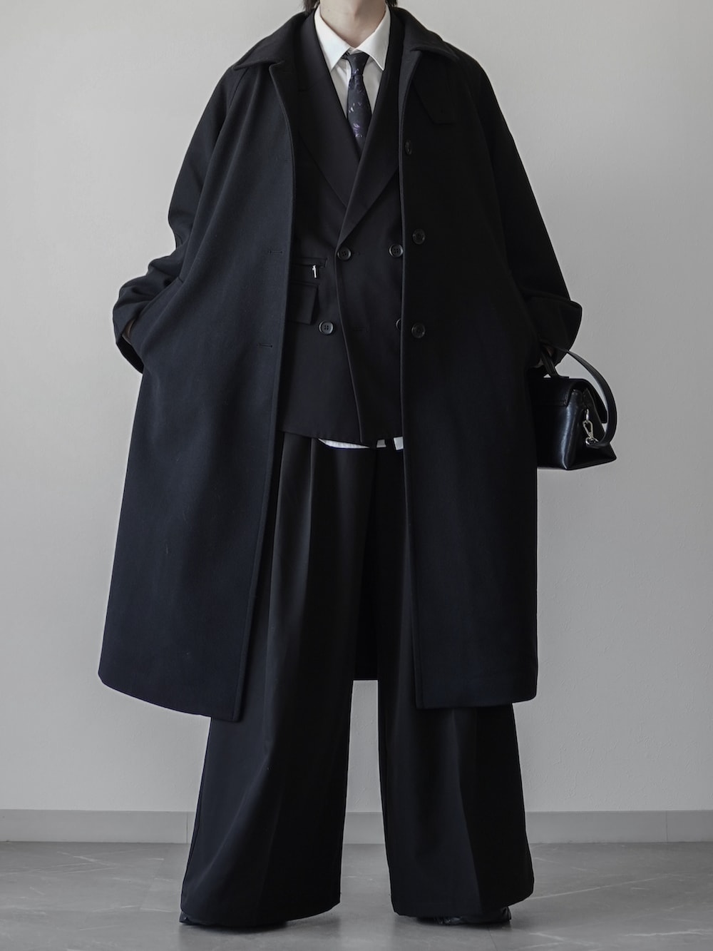 ブラック系のテーラードジャケット、ホワイト系のシャツ/ブラウス、ブラック系のネクタイを着用したメンズの冬コーディネートの3枚目の写真