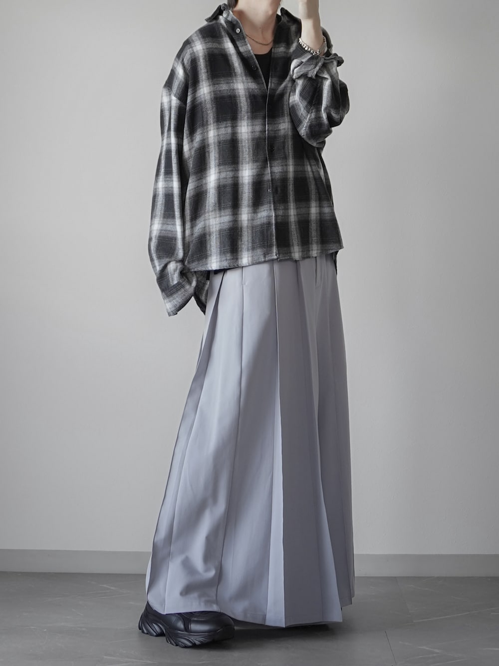 ブラック系のシャツ/ブラウス、ブラック系のタンクトップ、グレー系のスラックスを着用したメンズの秋コーディネートの2枚目の写真