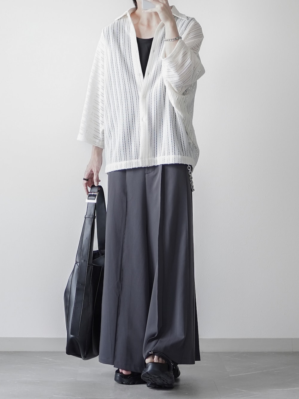 ホワイト系のシャツ/ブラウス、ブラック系のタンクトップ、ブラック系のショルダーバッグを着用したメンズの夏コーディネートの2枚目の写真