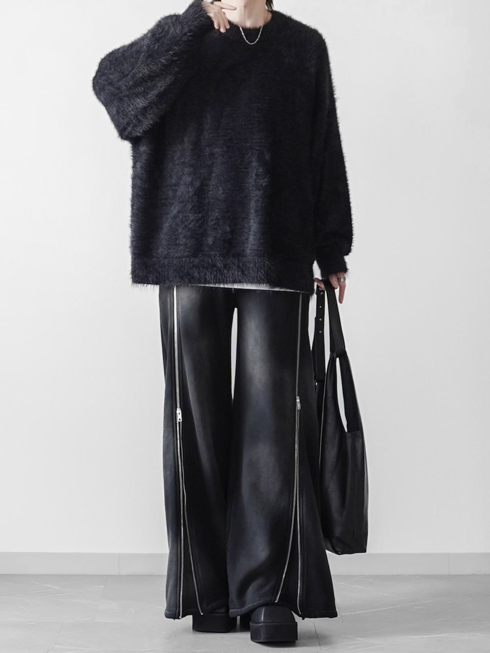 ホワイト系のタンクトップ、ブラック系のスウェットパンツ、ブラック系のトートバッグを着用したメンズの秋コーディネートの2枚目の写真